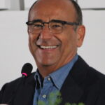 Ritratto di Carlo Conti al Festival di Sanremo 2026