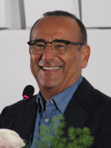 Ritratto di Carlo Conti al Festival di Sanremo 2026