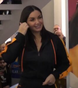 Elettra Lamborghini durante un incontro pubblico
