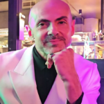 Ritratto di Enzo Miccio durante un intervista nel 2024