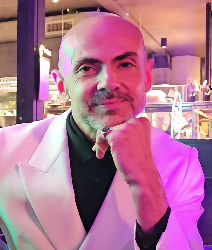 Ritratto di Enzo Miccio durante un intervista nel 2024