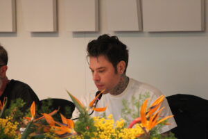 Fedez sul palco del Festival di Sanremo 2026