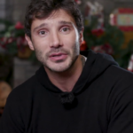 Ritratto di Stefano De Martino durante un intervista