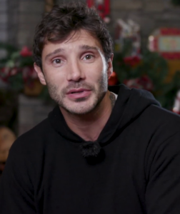 Ritratto di Stefano De Martino durante un intervista