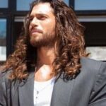 Can Yaman durante un incontro pubblico nel 2023