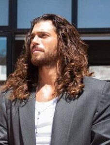 Can Yaman durante un incontro pubblico nel 2023