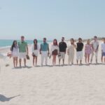 Filippo Bisciglia presenta i protagonisti di Temptation Island 2026 sulla spiaggia