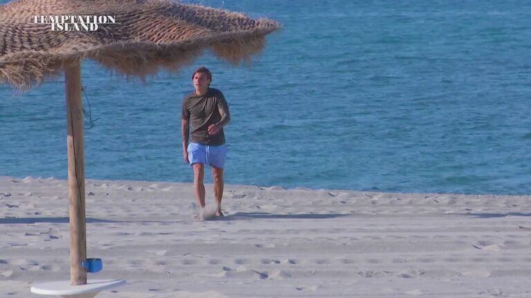 Gabriele corre sulla spiaggia durante la seconda puntata di Temptation Island 2026