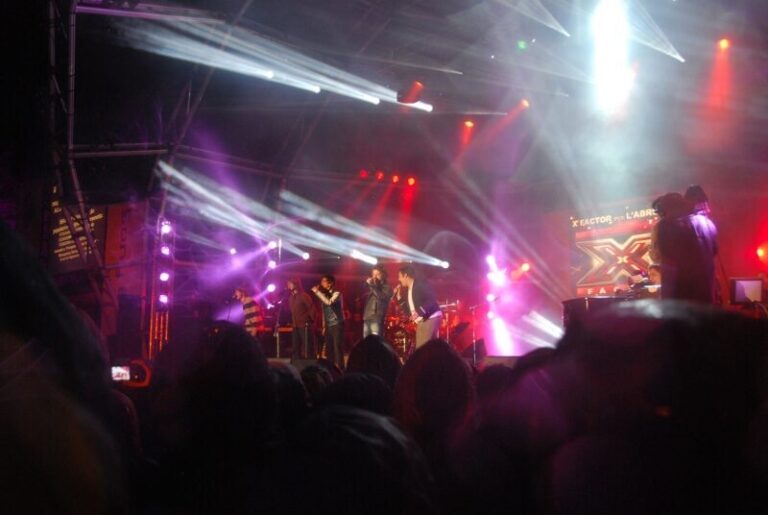 Il palco illuminato di X Factor Italia durante un evento nel 2009