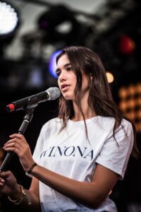 dua lipa durante un evento pubblico
