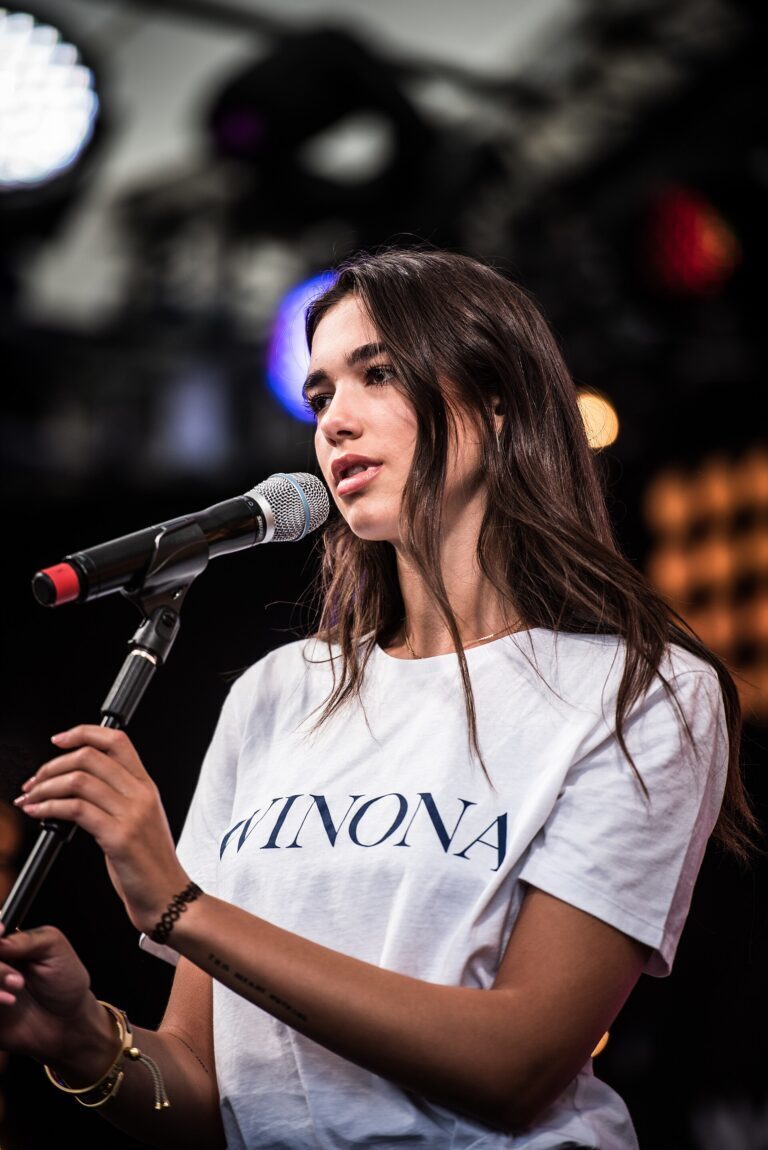dua lipa durante un evento pubblico