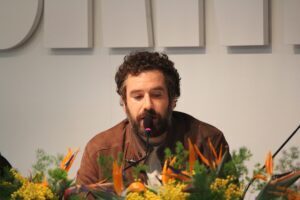 tommaso paradiso durante un evento pubblico