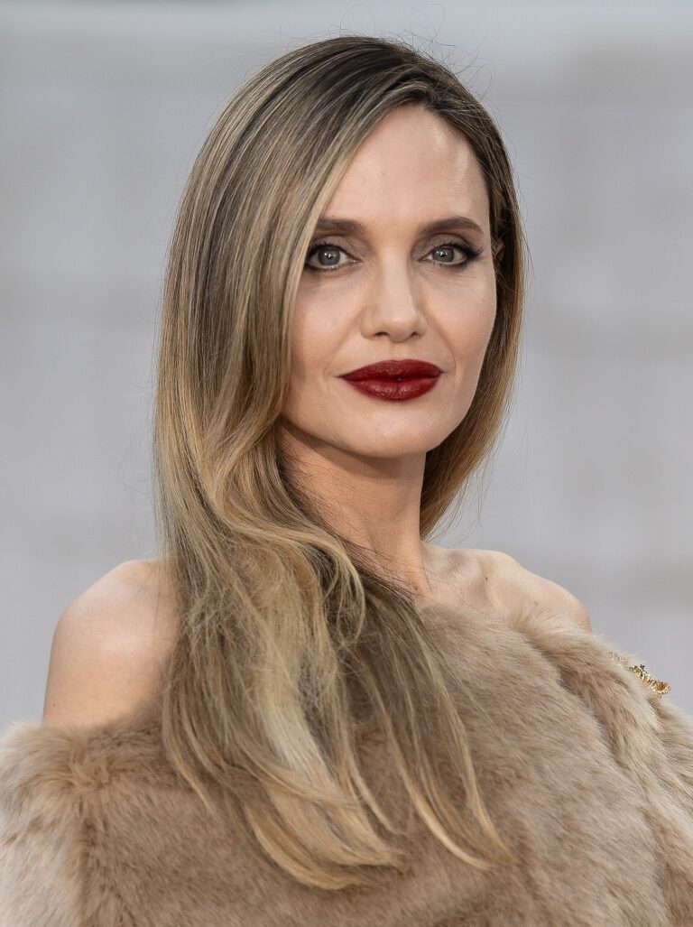 Angelina Jolie in un ritratto del 2019