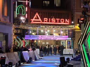 L esterno del teatro Ariston durante il Festival di Sanremo 2026
