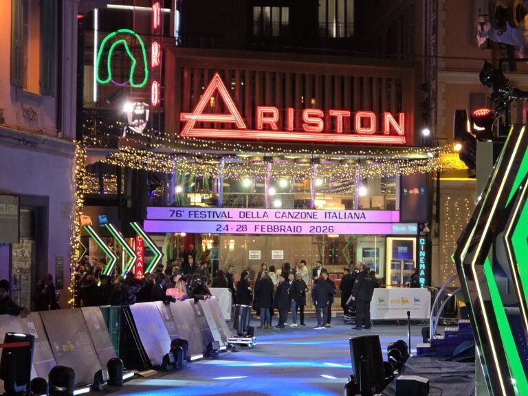 L esterno del teatro Ariston durante il Festival di Sanremo 2026