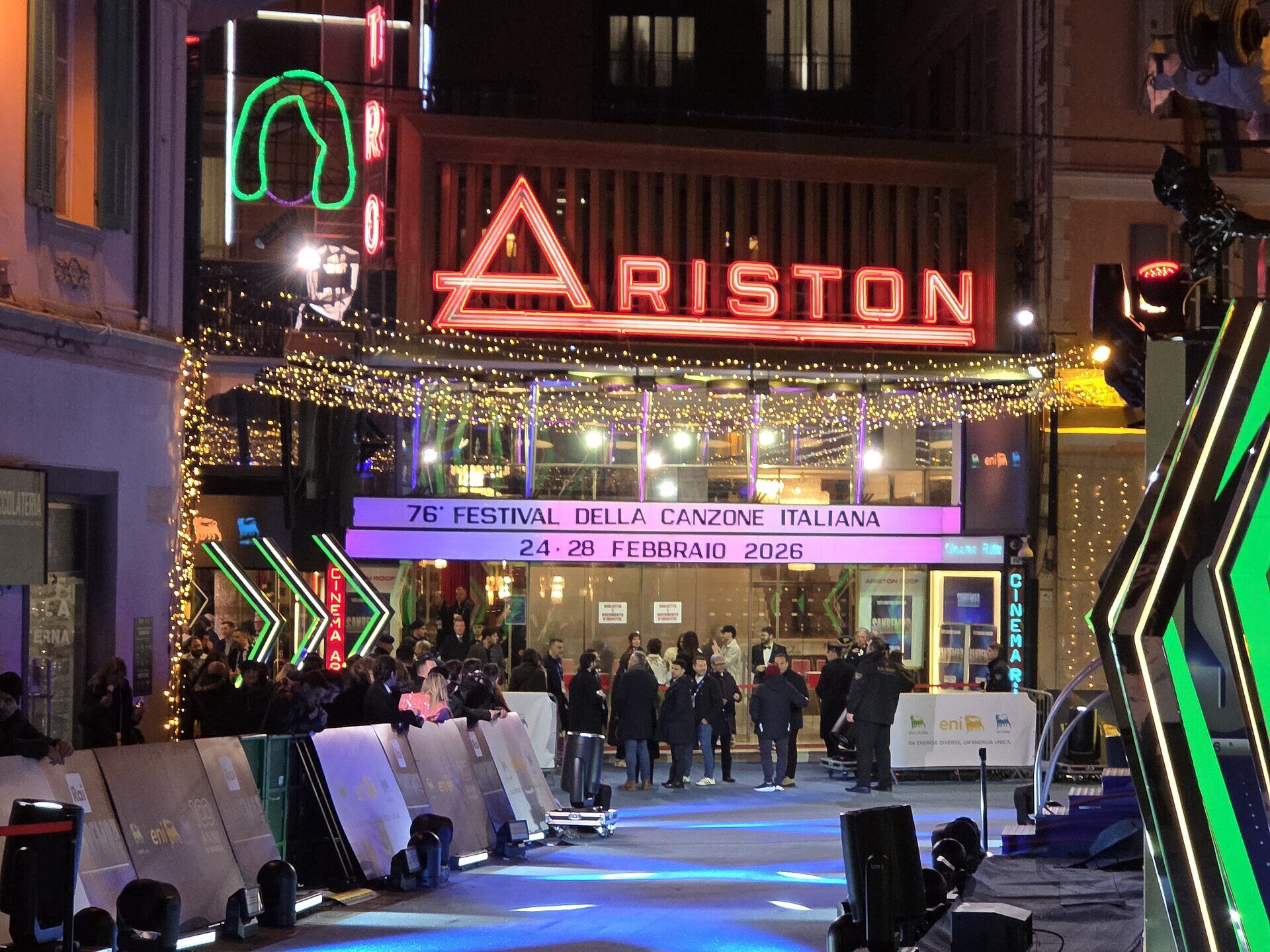 L esterno del teatro Ariston durante il Festival di Sanremo 2026