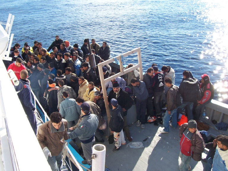 Una barca lungo la costa siciliana