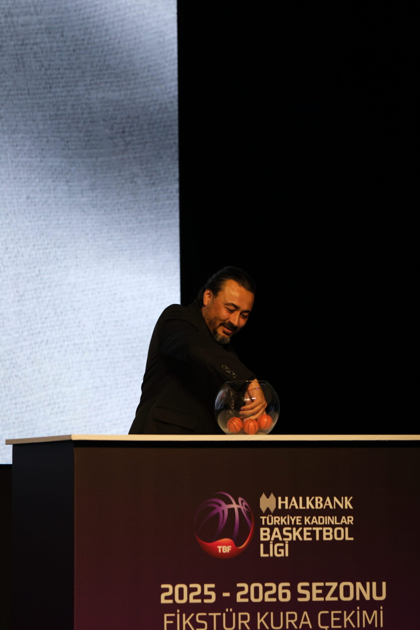 Günalp Ferit Kaya durante un evento pubblico