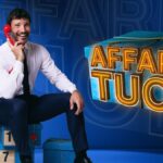 Stefano De Martino con i pacchi di Affari Tuoi