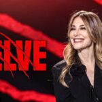 Francesca Fagnani nello studio di Belve con il logo del programma
