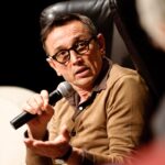 Ritratto dello chef Bruno Barbieri con un microfono