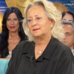 Primo piano di Carolyn Smith durante un’intervista su Rai 1
