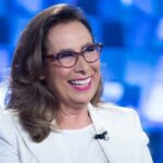 Cesara Buonamici sorridente nello studio di Verissimo