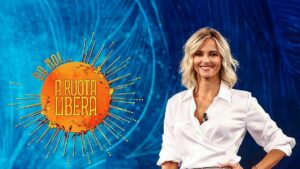 Francesca Fialdini accanto al marchio Da noi a ruota libera nel visual ufficiale RaiPlay