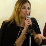 Francesca Fialdini durante un incontro pubblico a Carrara nel 2017