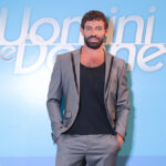 Gianni Sperti davanti alla scenografia di Uomini e Donne
