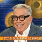 Primo piano di Guillermo Mariotto durante un’intervista su Rai 1