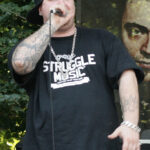 Jake La Furia con il microfono durante un concerto dei Club Dogo