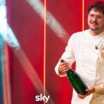 Matteo Canzi con la divisa di MasterChef Italia dopo la vittoria