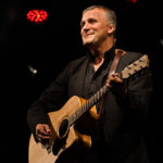 Max Paiella sul palco con la chitarra