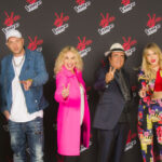 Antonella Clerici con i coach sul fondale di The Voice Senior