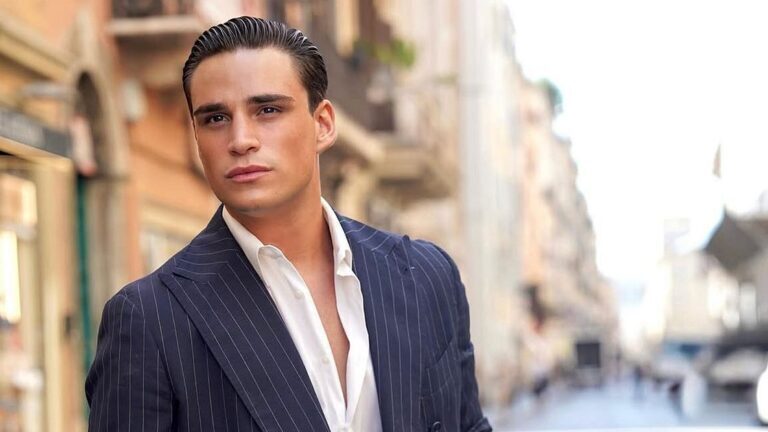 Alessandro Varsi nel ritratto ufficiale del Grande Fratello VIP 9