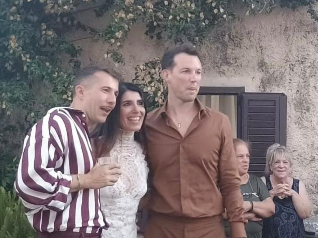Brendan Blumer e Salvatore Spano con Giorgia durante i festeggiamenti a San Pantaleo