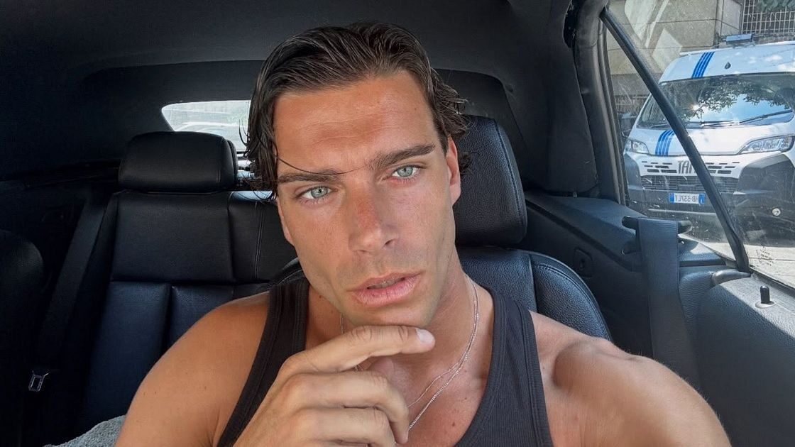 Giacomo Gallani nel ritratto ufficiale del Grande Fratello VIP 9