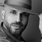 Jonathan Kashanian nel ritratto ufficiale del Grande Fratello VIP 9