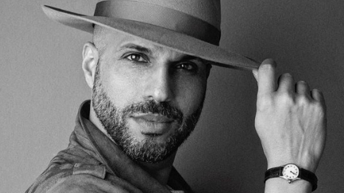 Jonathan Kashanian nel ritratto ufficiale del Grande Fratello VIP 9