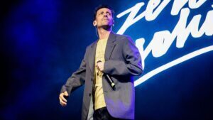 Matteo Maffucci sul palco con il logo degli Zero Assoluto