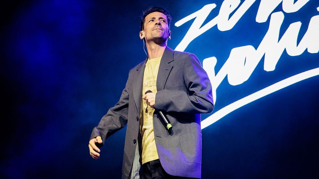 Matteo Maffucci sul palco con il logo degli Zero Assoluto
