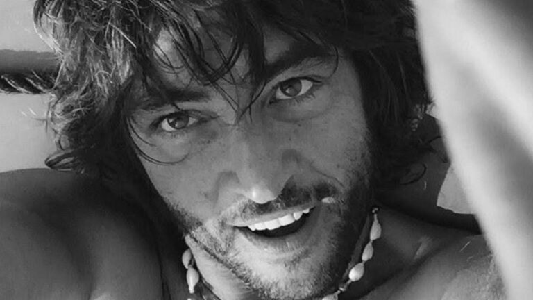 Simone Annicchiarico nel ritratto ufficiale del Grande Fratello VIP 9