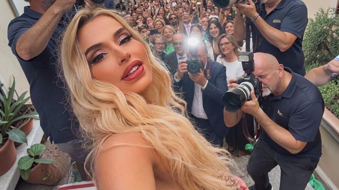 Valeria Marini nel ritratto ufficiale del Grande Fratello VIP 9