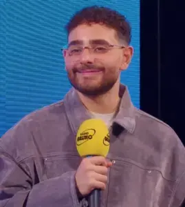 Rocco Hunt durante una intervista a Radio Bruno nel 2025, ritratto di repertorio