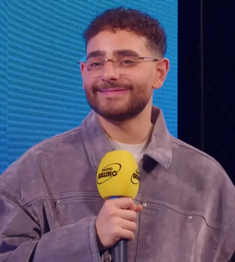 Rocco Hunt durante una intervista a Radio Bruno nel 2025, ritratto di repertorio
